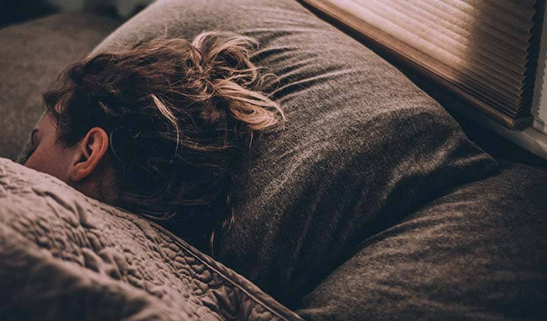dormir para rejuvnecer las celulas de la piel