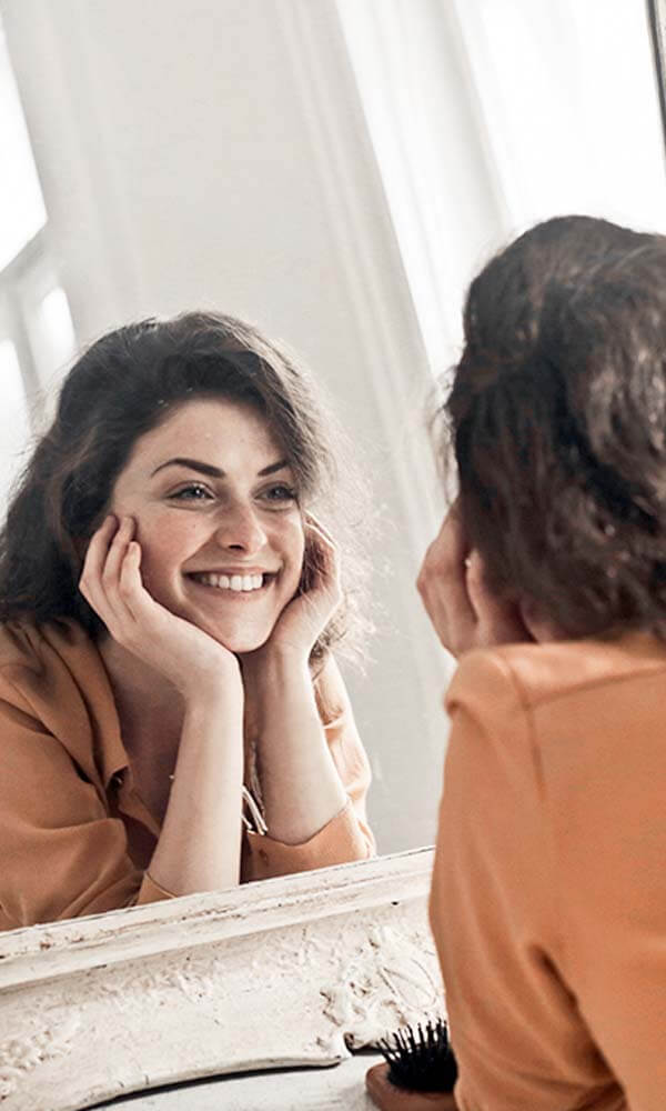 quitar arrugas del rostro, mujer al espejo Love your skin renuevatupiel.info